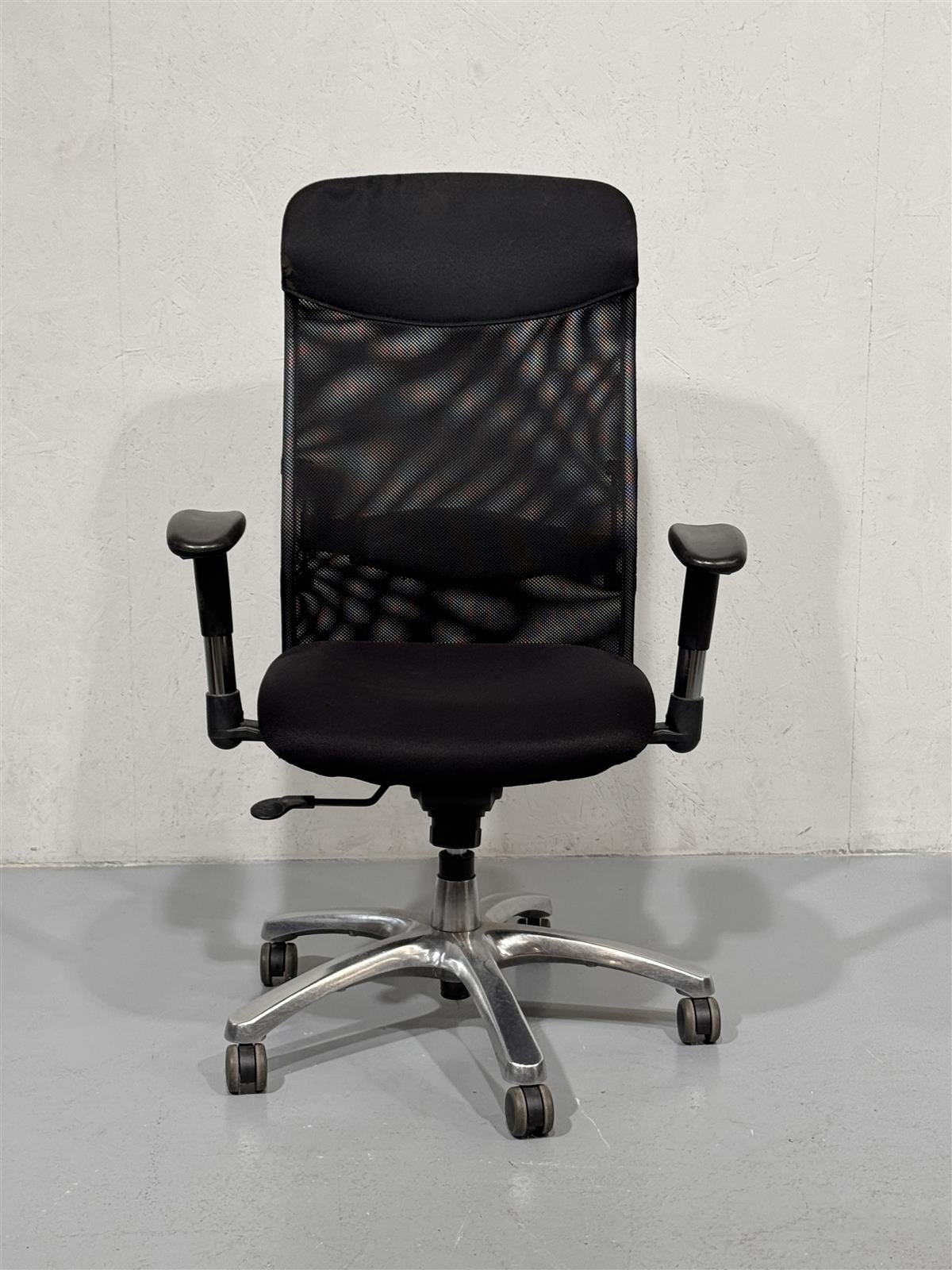 Toimistotuoli korkeussäädöllä, musta