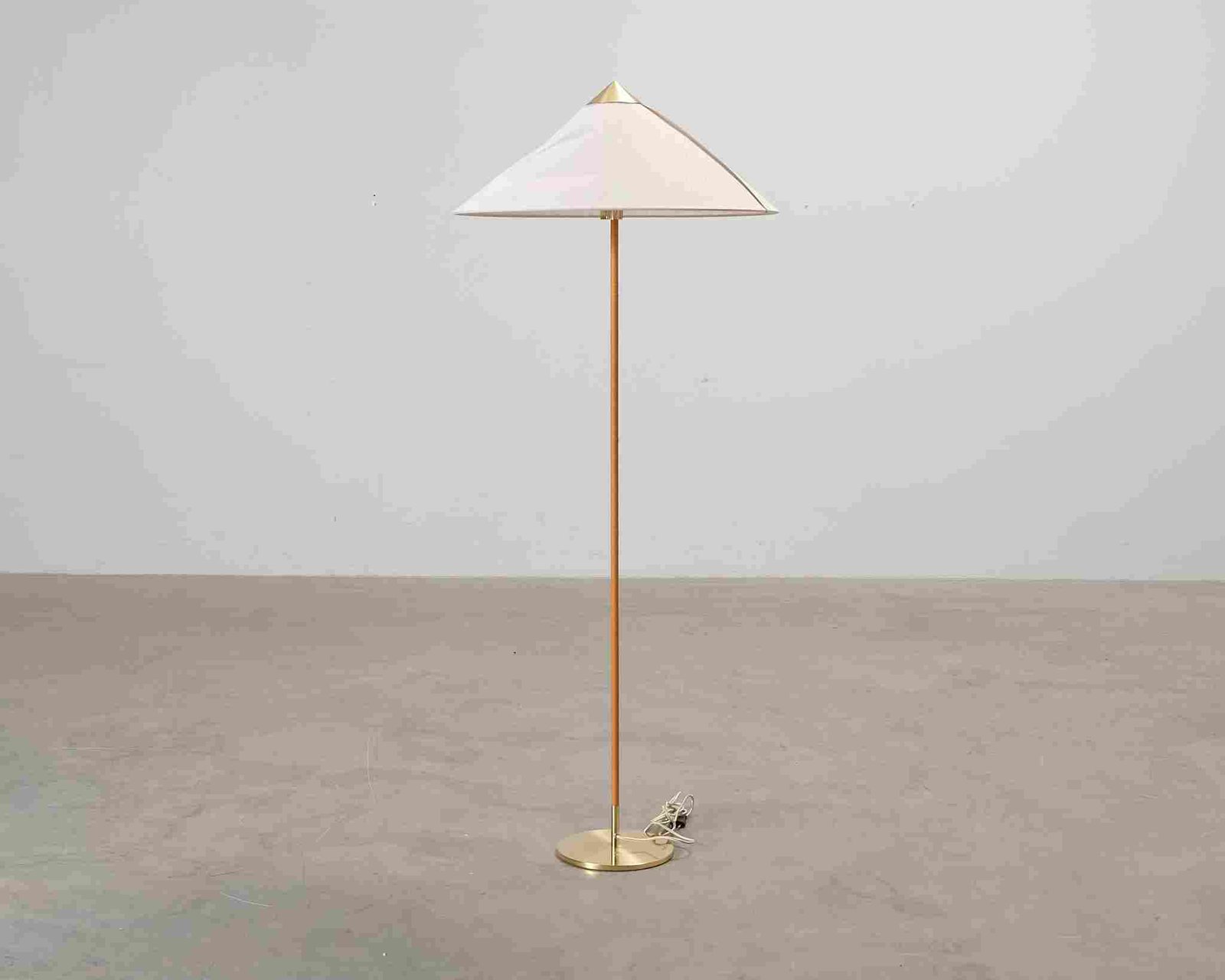 GUBI Tynell 9602 lattiavalaisin canvas / messinki