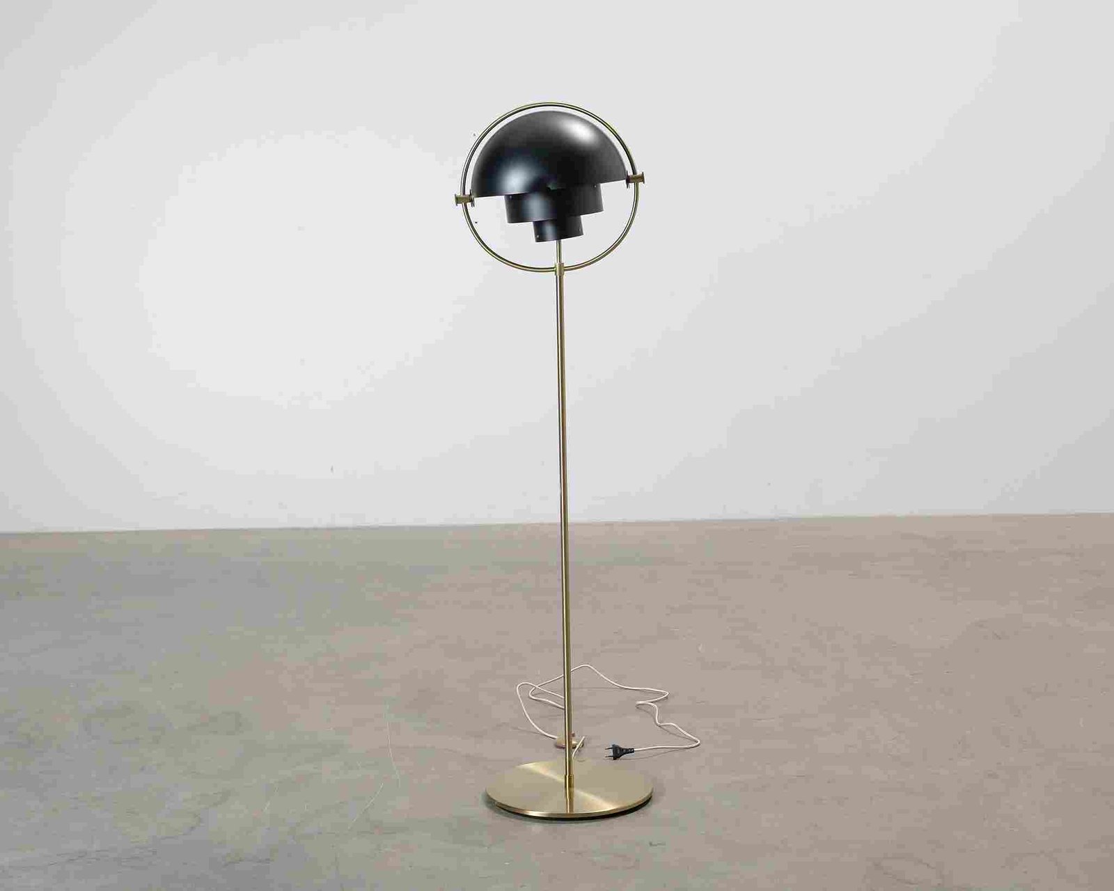 Gubi Multi-Lite lattiavalaisin musta / messinki