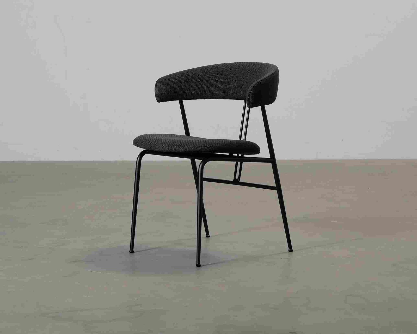 GUBI Violin tuoli musta