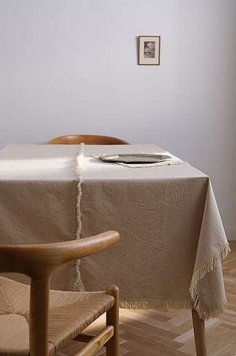 SCARLETT pöytäliina hapsutetulla reunalla