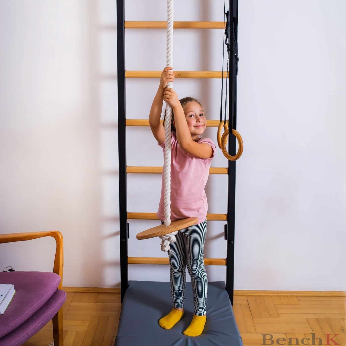 Lasten voimistelurenkaat ja keinu BenchK