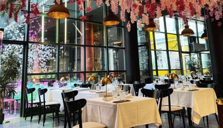 Kolmen ruokalajin valinnainen menu kahdelle + pullo talon viiniä | Säästä 39 % | Helsinki, Kaartinkaupunki - Kolmen ruokalajin valinnainen menu kahdelle + pullo talon viiniä