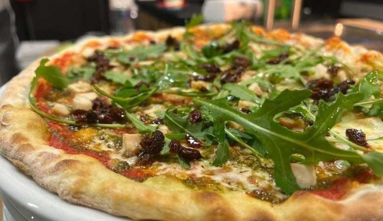 Lounas tai perhepizza 4:llä täytteellä + 1,5l limu | Alk. 10,90 € | Lempäälä - Lounas