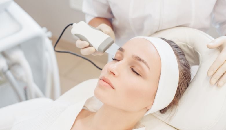 Ultraäänikasvohoito + kulmien kestovärjäys sekä Lymfa-hoito jaloille | -47 % | Helsinki, Malmi