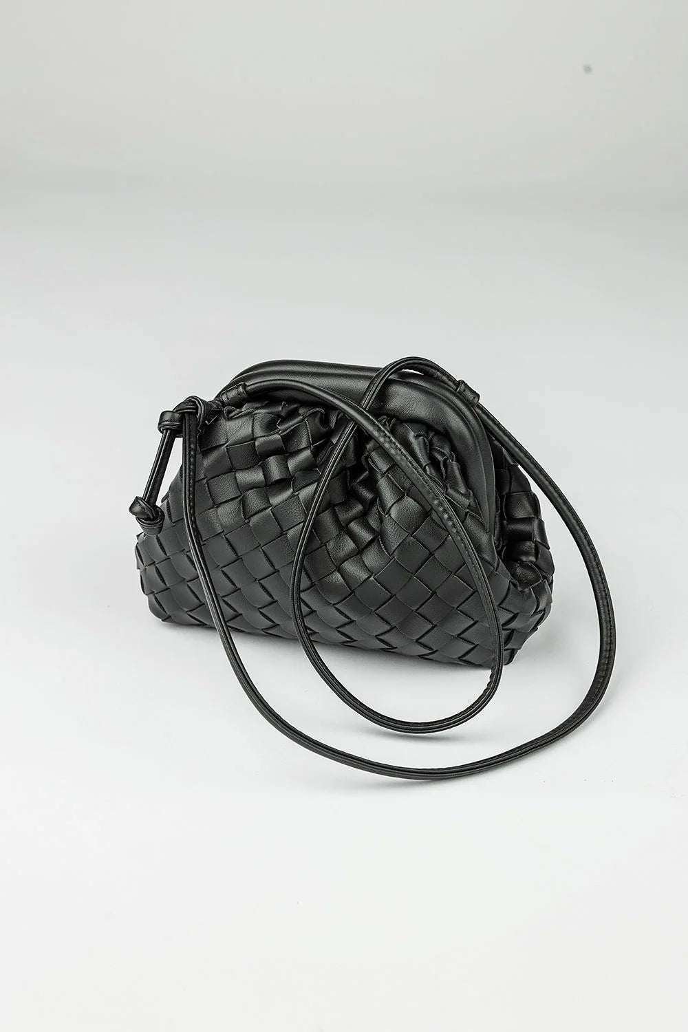 Bow 19 naisten laukku, DUMPLING BAG BRAIDED Musta