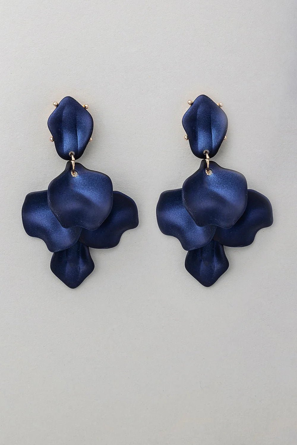 Bow 19 korvakorut PEARL LEAF EARRINGS, tummansininen