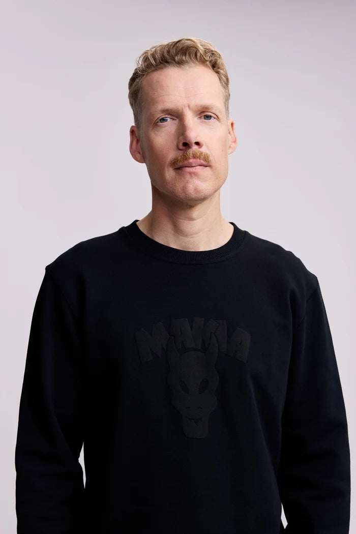 Makia miesten collegepaita, TUOMIOPÄIVÄ SWETSHIRT Musta