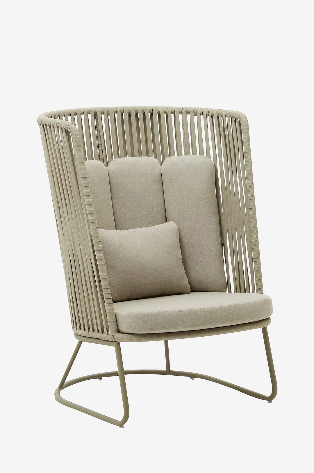 Kave Home Saconca-ulkoilutuoli korkealla selkänojalla, joka on valmistettu narusta ja stä galvanoidusta teräksestä.