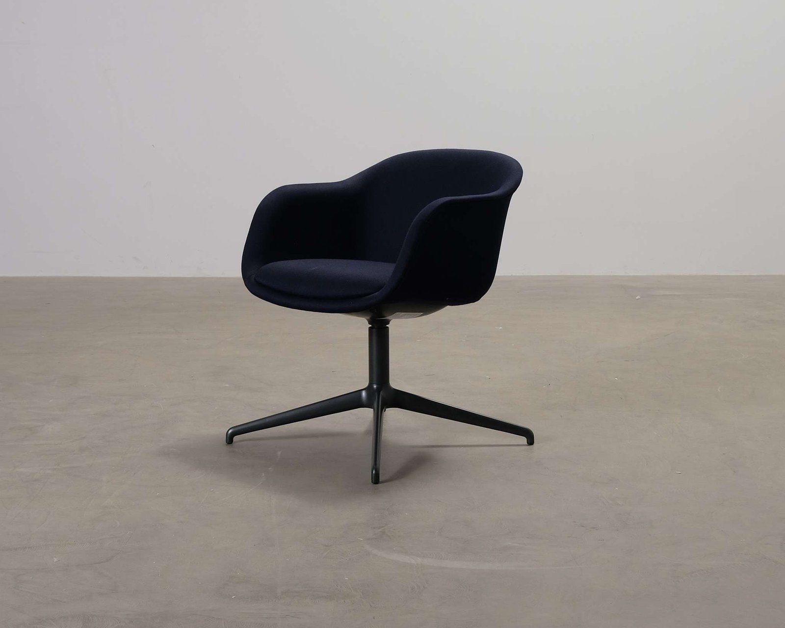 Muuto Fiber Conference Swivel nojatuoli musta / tummansininen
