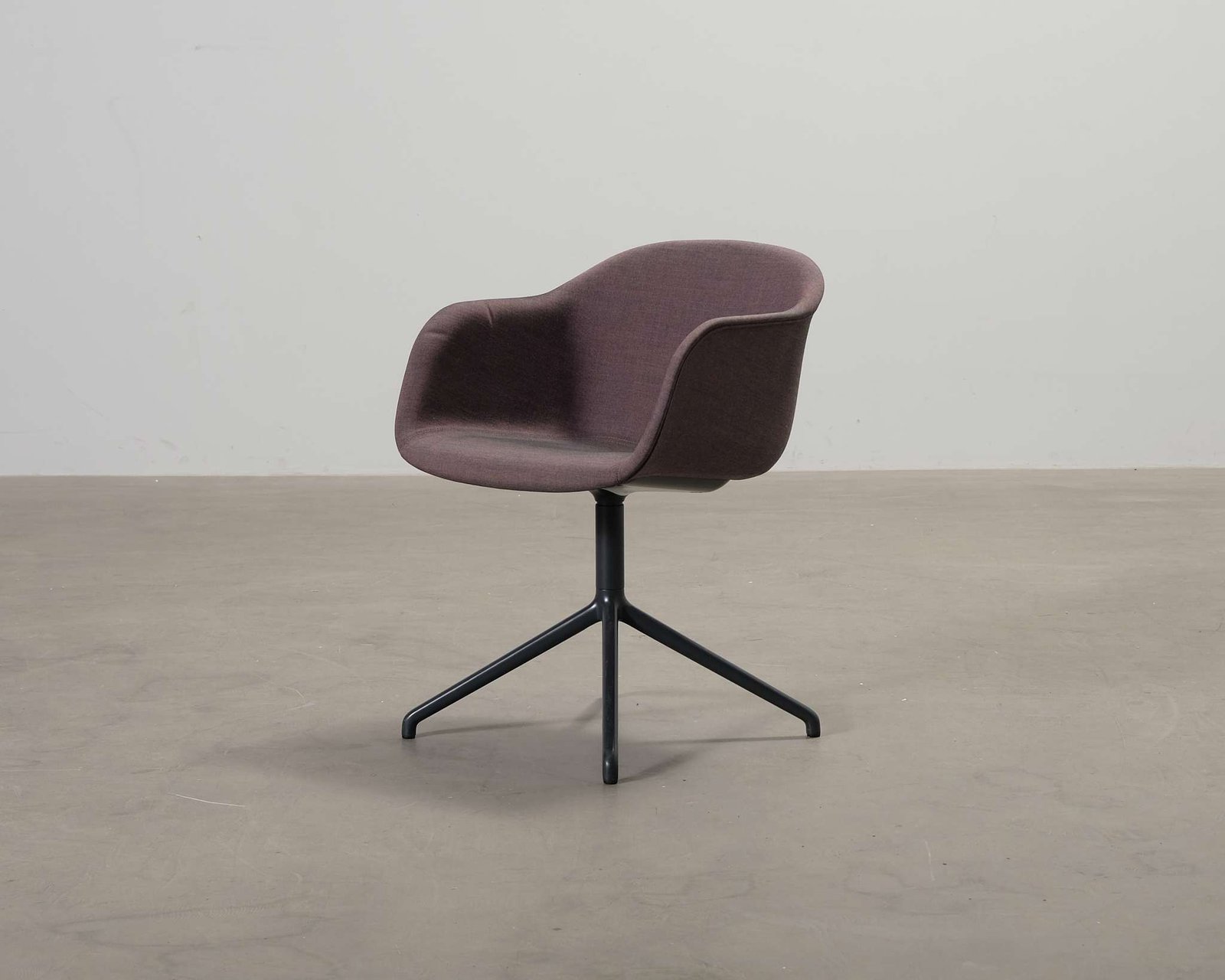 Muuto Fiber Conference Swivel nojatuoli luumu
