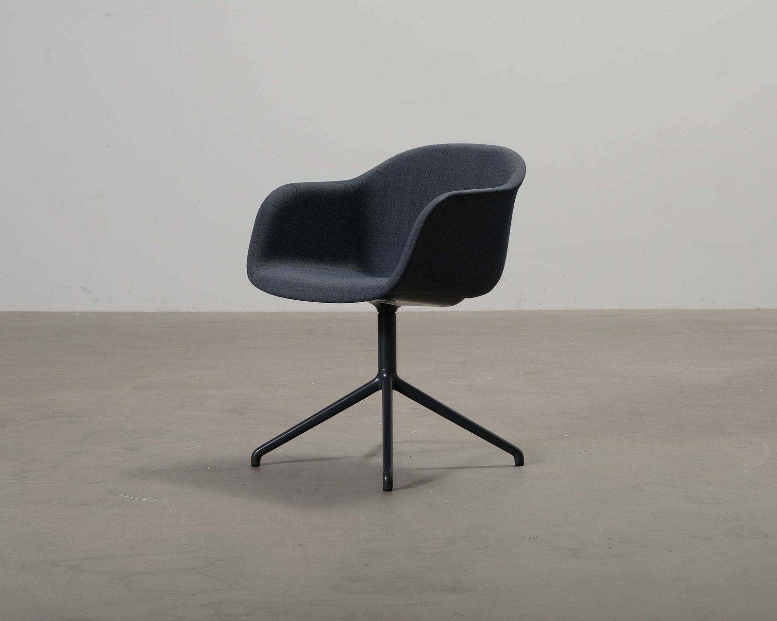 Muuto Fiber Conference Swivel nojatuoli harmaansininen