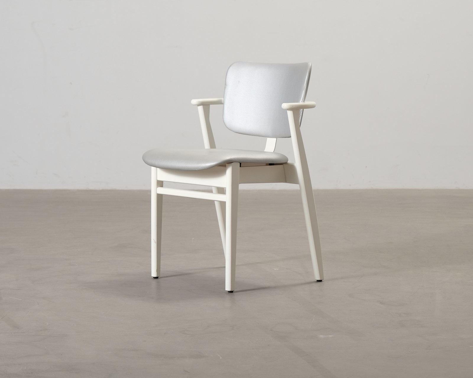 Artek Domus tuoli valkoinen / hopea