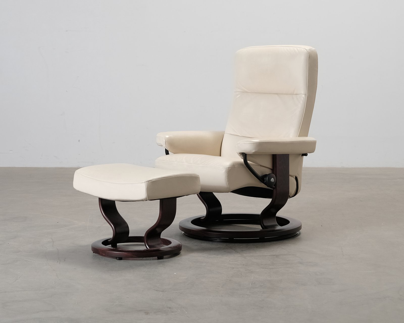 Stressless nojatuoli beige nahka