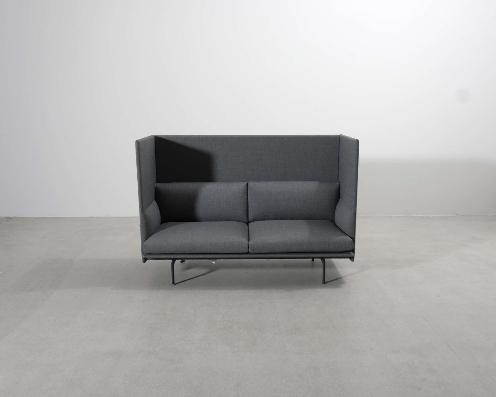 Muuto Outline Highback 2-istuttava sohva harmaa