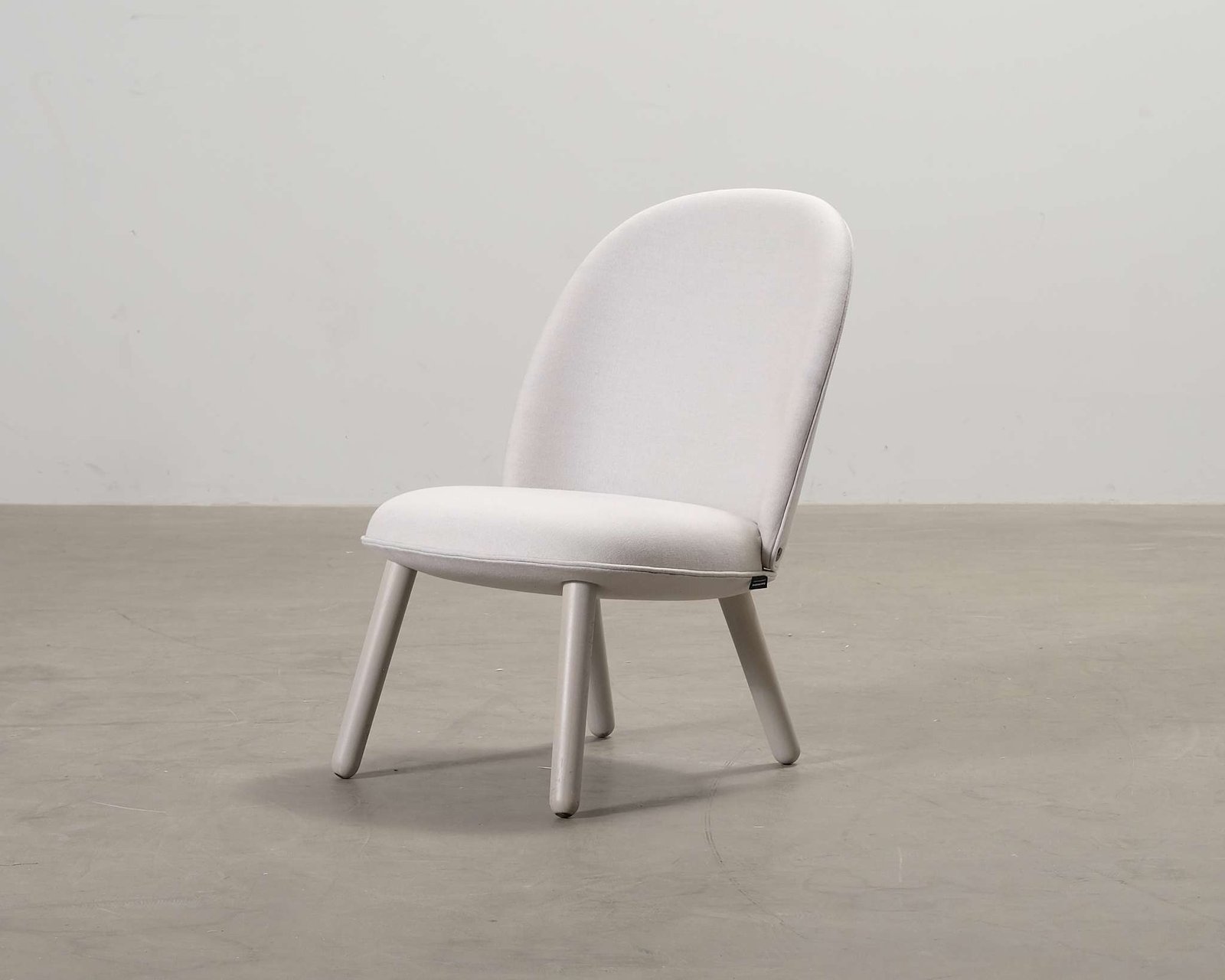 Normann Copenhagen Ace nojatuoli vaaleanharmaa