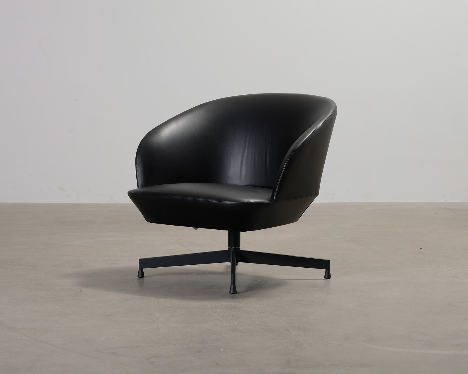 Muuto Oslo nahkanojatuoli musta