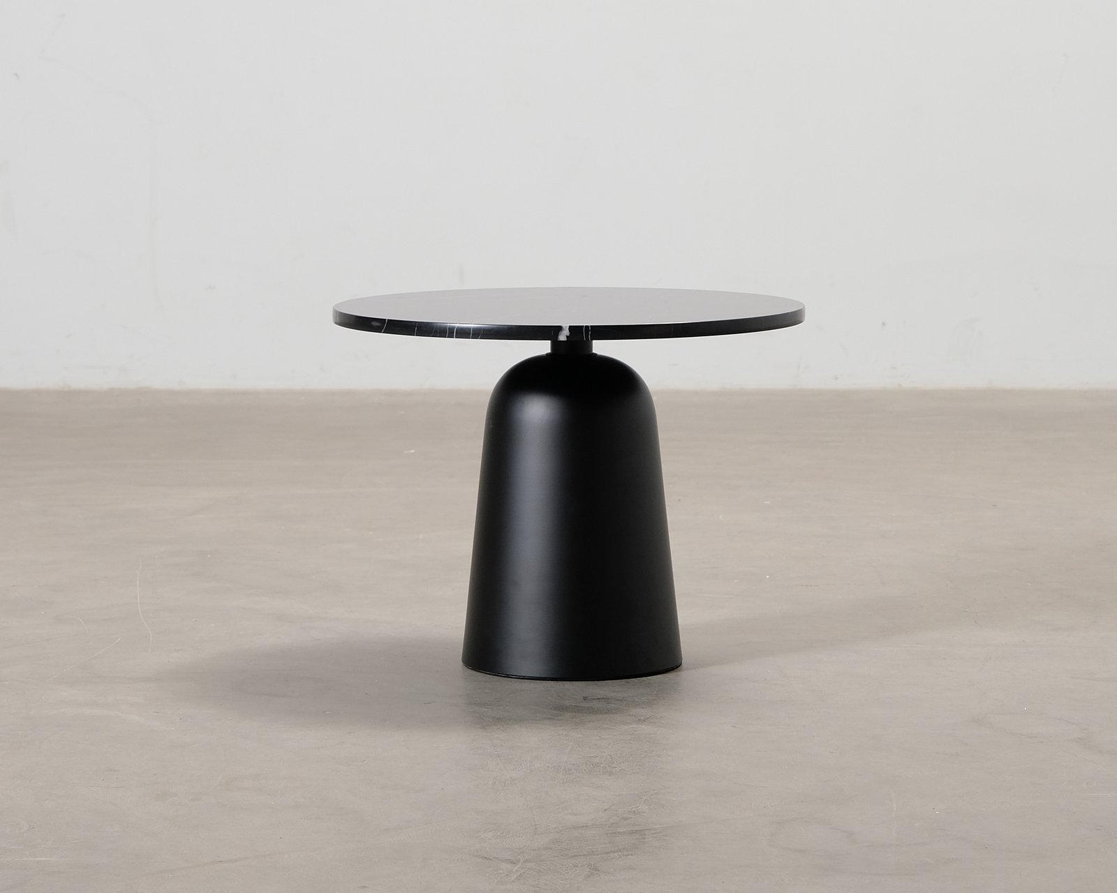 Normann Copenhagenin Turn Table sohvapöytä musta marmori