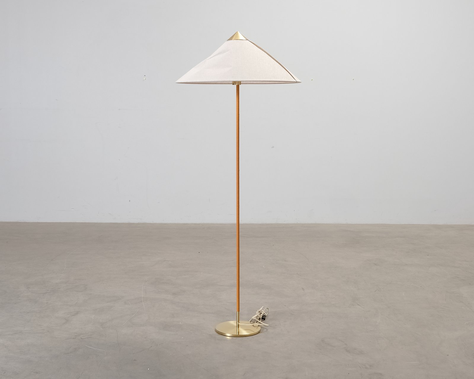 GUBI Tynell 9602 lattiavalaisin canvas / messinki