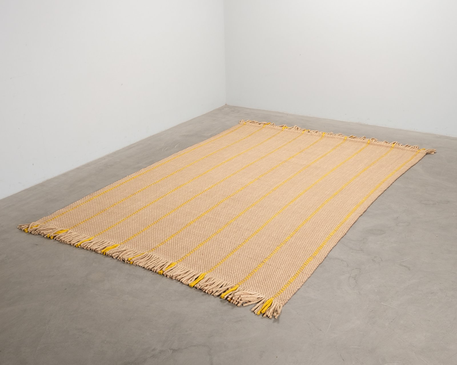 Layered Mass Production villamatto 250 x 350 cm beige / keltainen