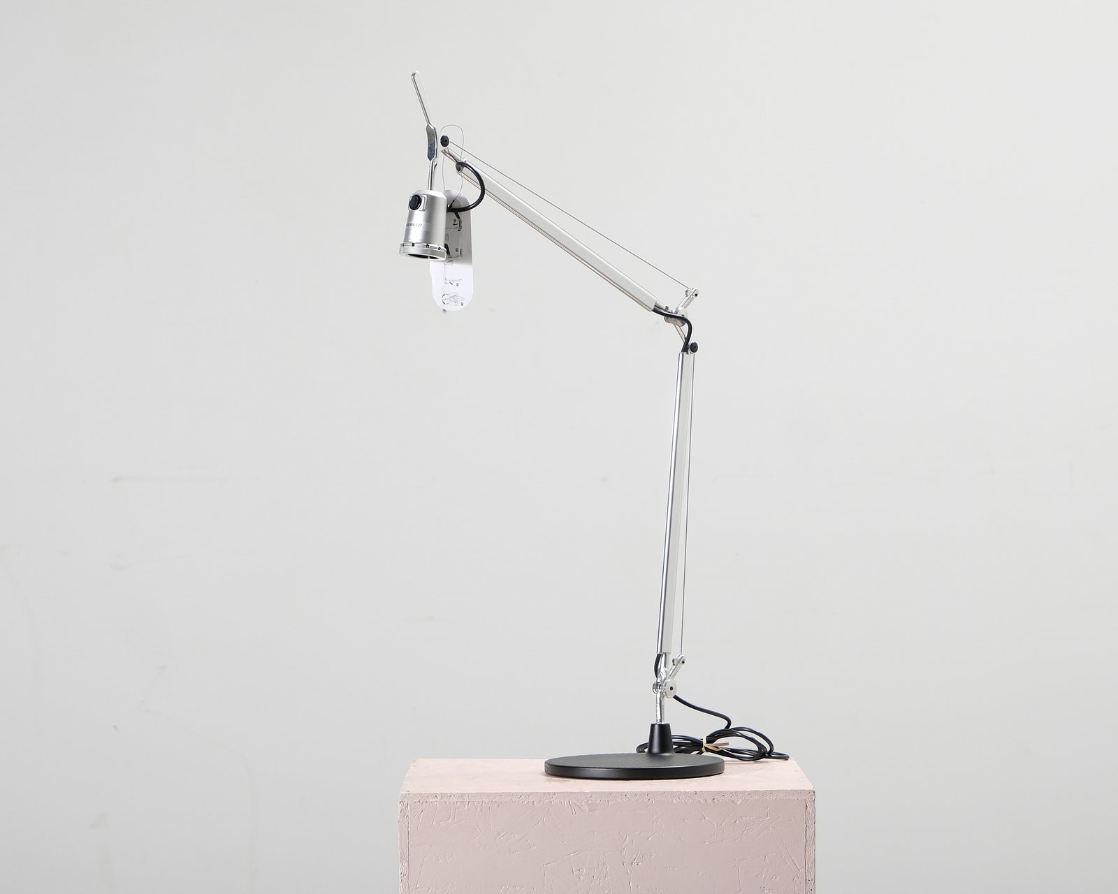 Artemide pöytävalaisin