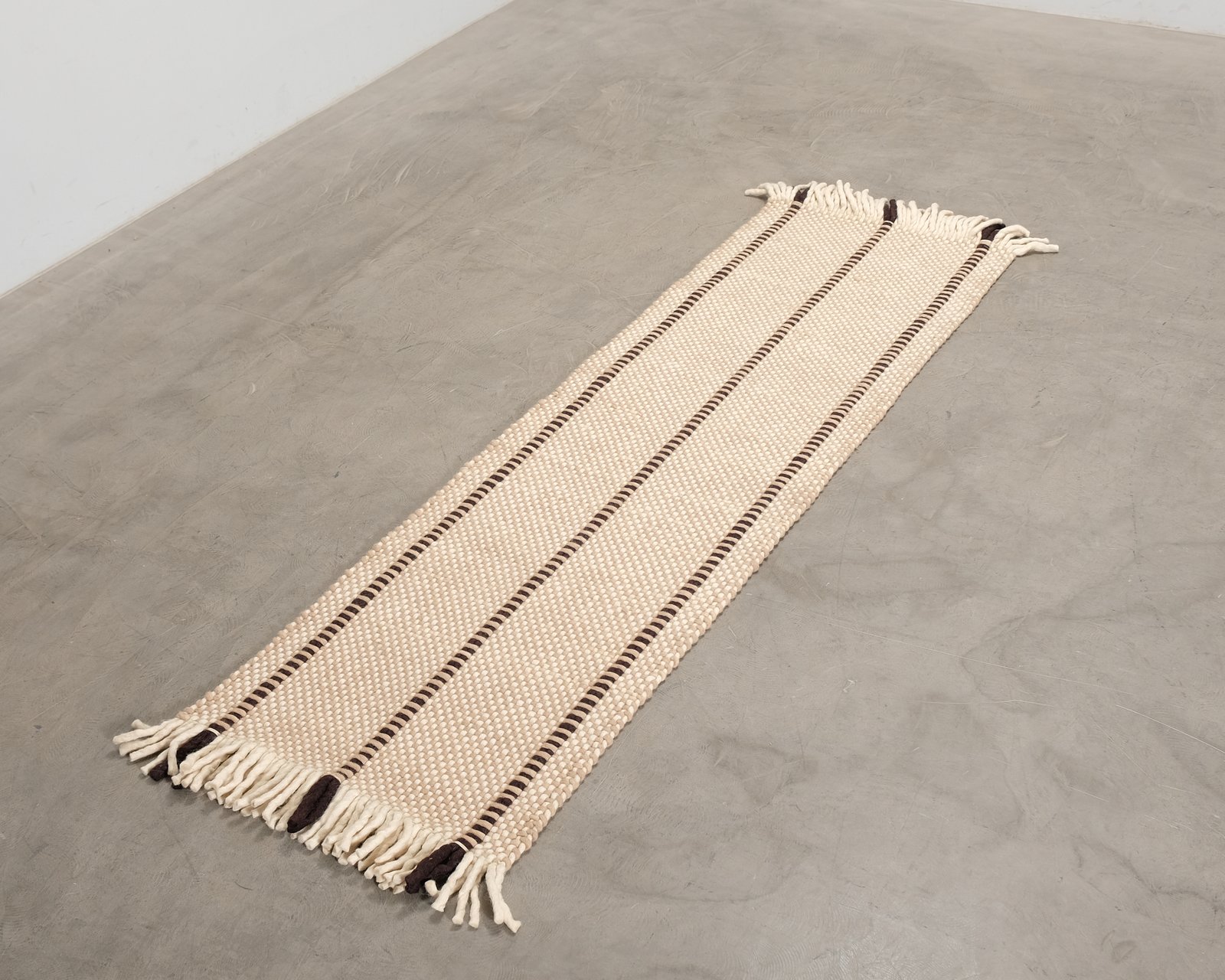 Layered Mass Production villamatto 75 x 260 cm beige