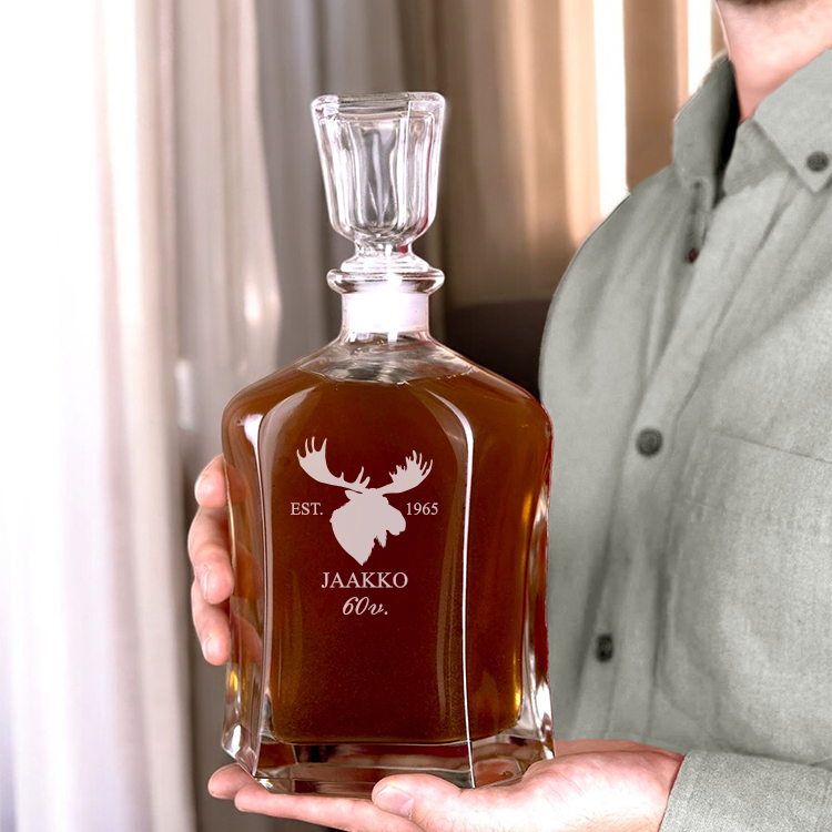 Viskikarahvi kaiverruksella, hirvi