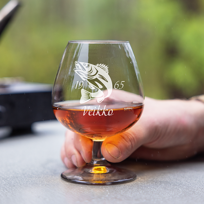 Konjakkilasi kaiverruksella, kalastus