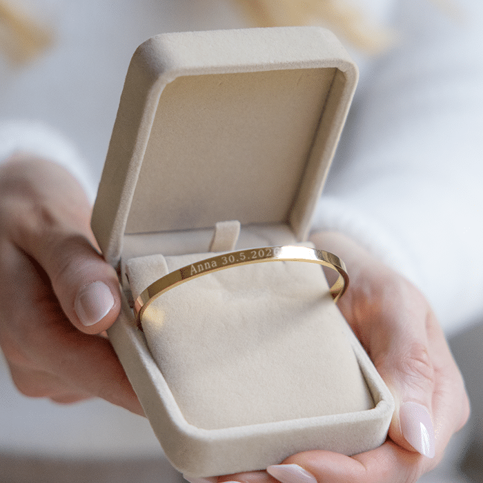 Naisten rannekoru kaiverruksella, valmistujaislahja Hopea