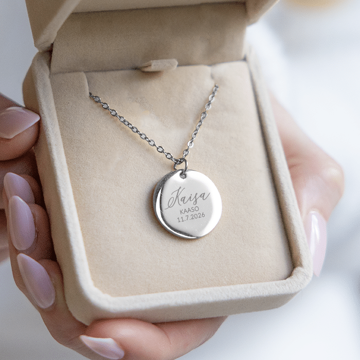 Kaasokoru kaiverruksella Kullanvärinen