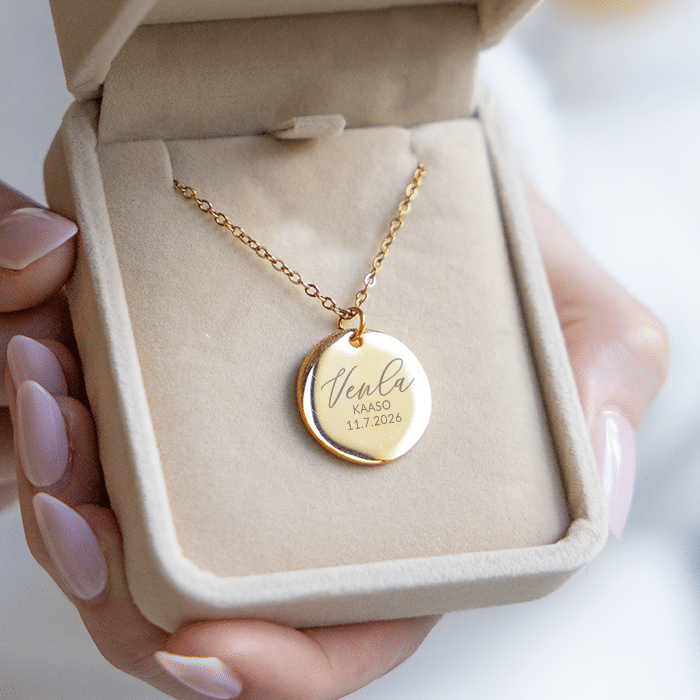 Kaasokoru kaiverruksella Kullanvärinen