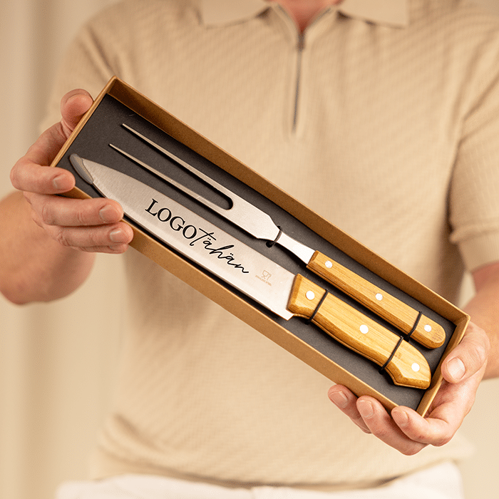 Veitsi- ja paistihaarukka logolla