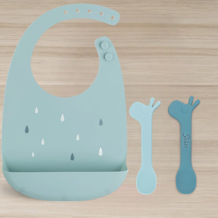 Done by Deer nimikoitu lusikkasetti ja ruokalappu, lahja vauvalle Tummansininen