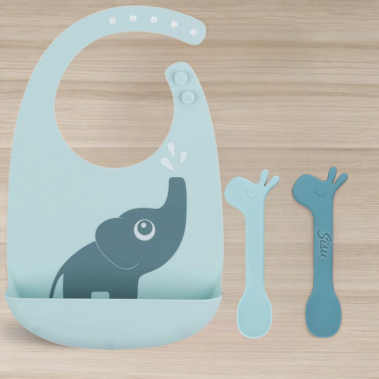 Done by Deer lusikkasetti nimellä ja ruokalappu, lahja vauvalle Vaaleansininen