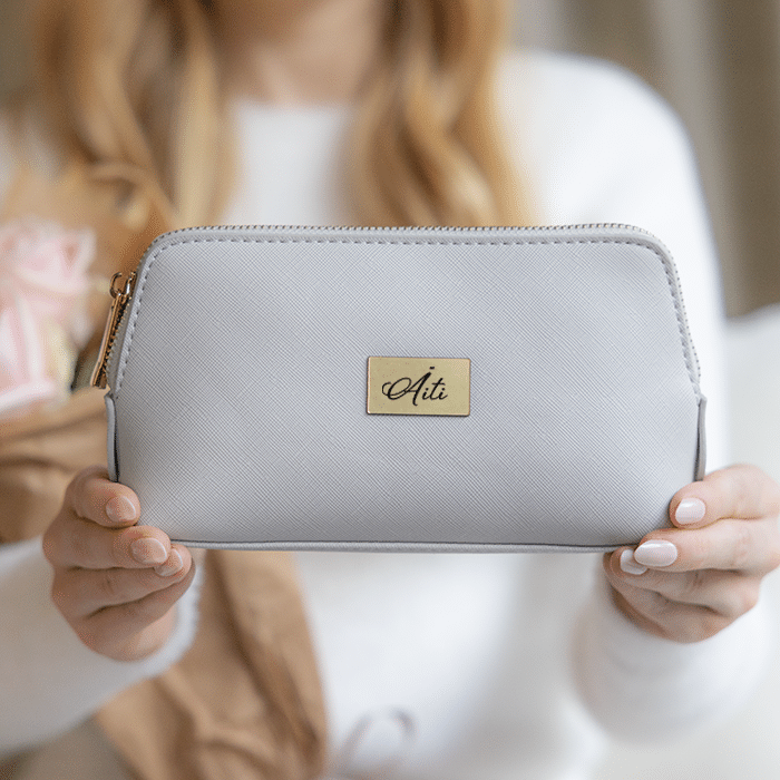 Meikkilaukku nimellä, äitienpäivälahja Musta