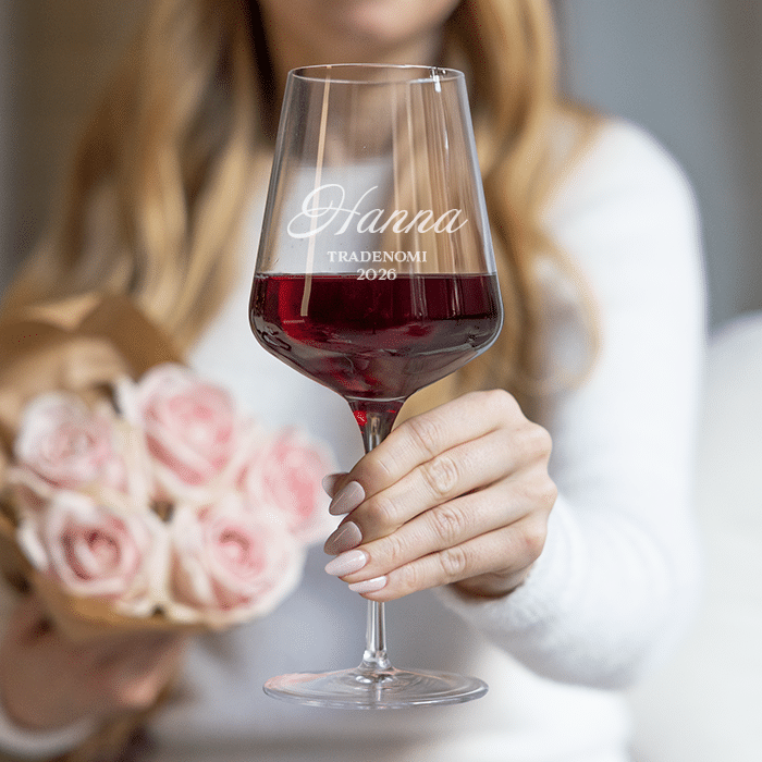 Viinilasi kaiverruksella, nimi ja tutkinto