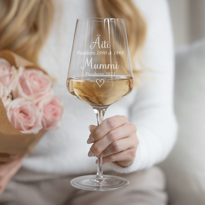 Viinilasi kaiverruksella, äiti & mummo