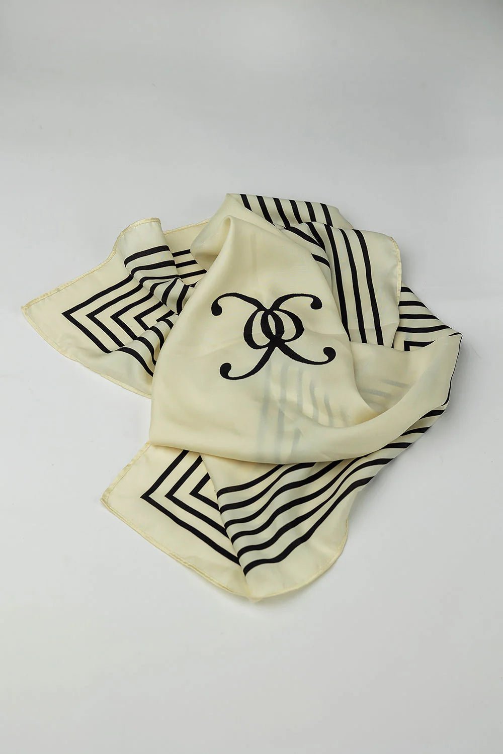 Bow 19 huivi, ELLE SILK SCARF Valkopohjainen Kuosi
