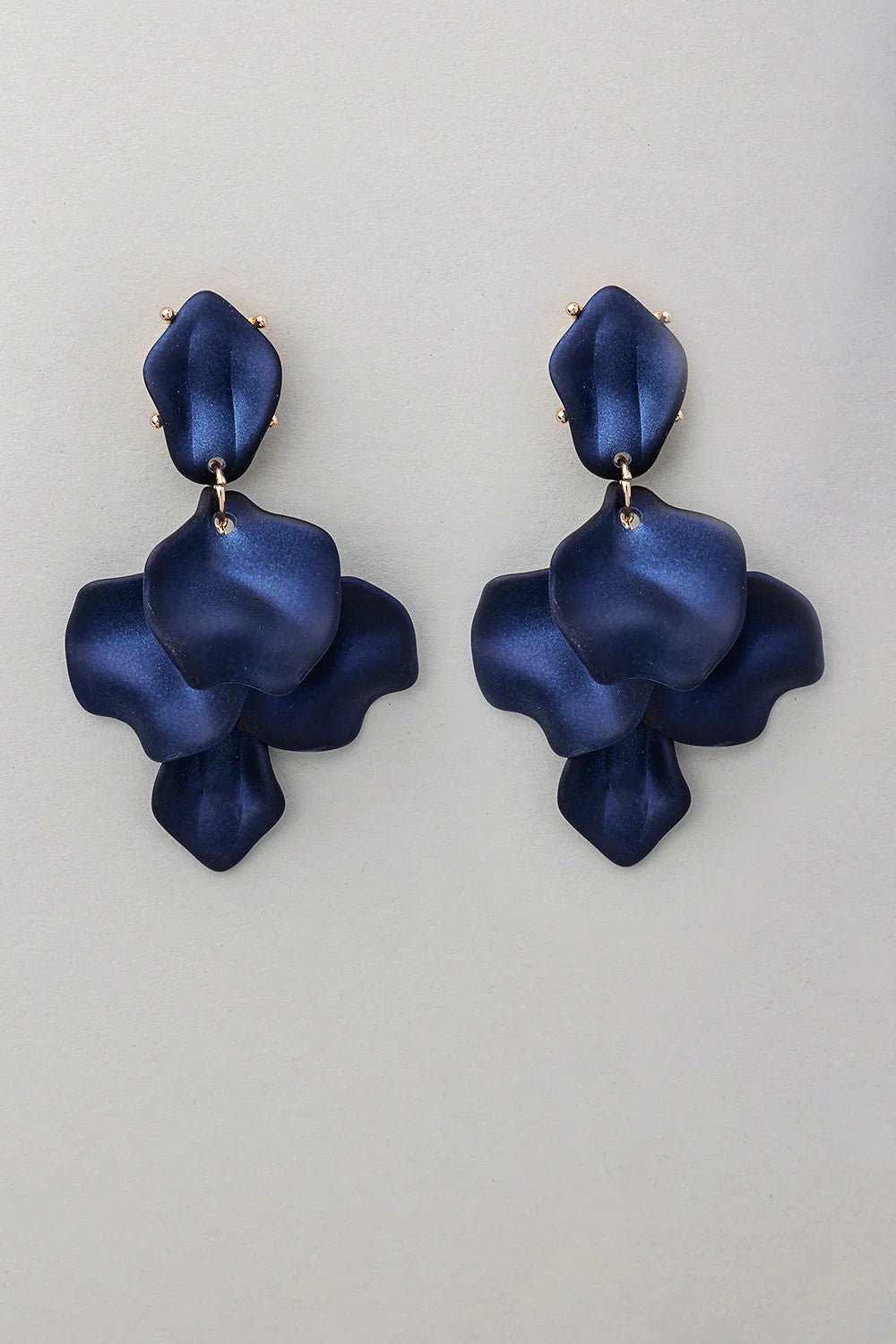 Bow 19 korvakorut, LEAF EARRING PEARL Tummansininen