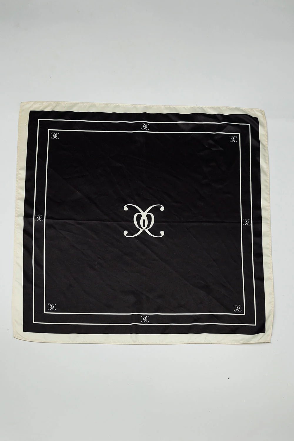 Bow 19 huivi, ELLE SILK SCARF Musta Kuosi