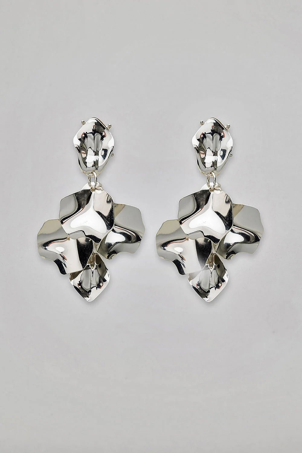 Bow 19 korvakorut, LEAF EARRING Hopeanharmaa