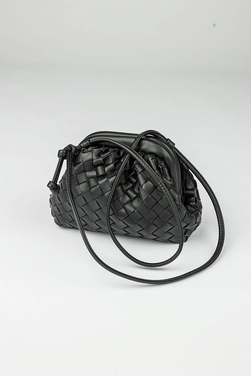 Bow 19 naisten laukku, DUMPLING BAG BRAIDED Musta
