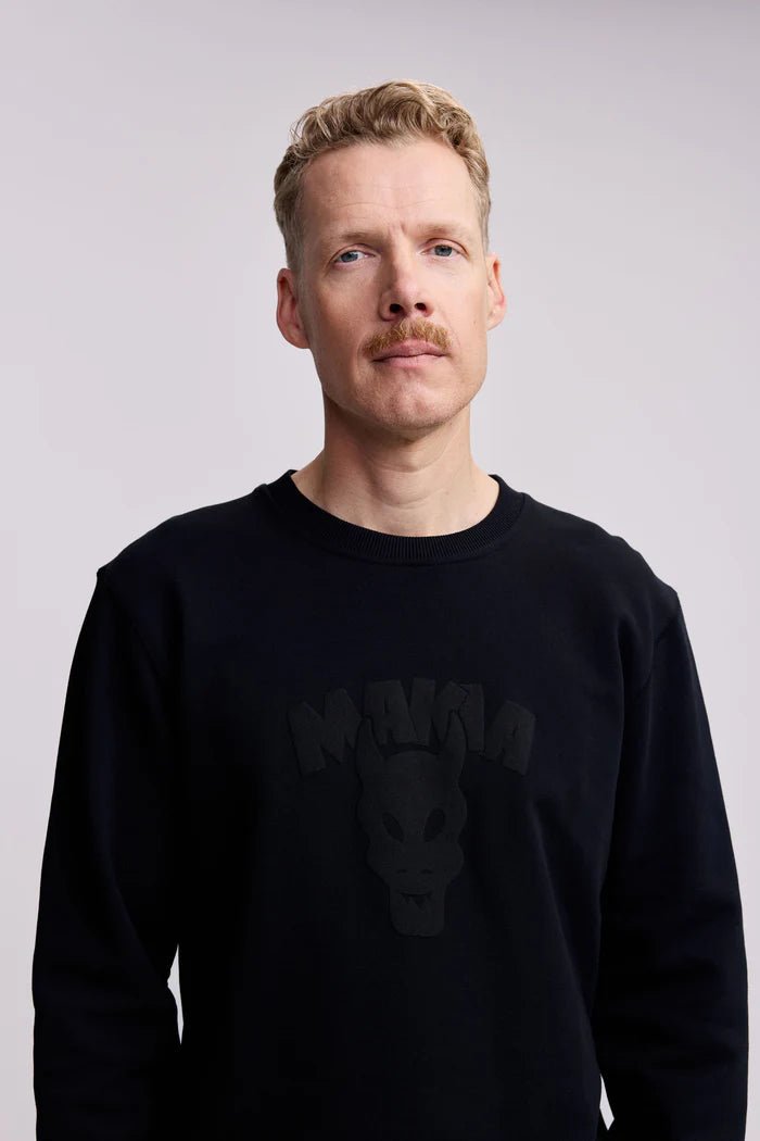Makia miesten collegepaita, TUOMIOPÄIVÄ SWETSHIRT Musta