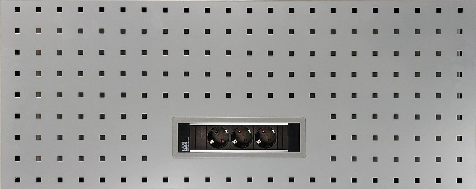 Reikälevy kolmella pistorasialla (861 mm), Boxo