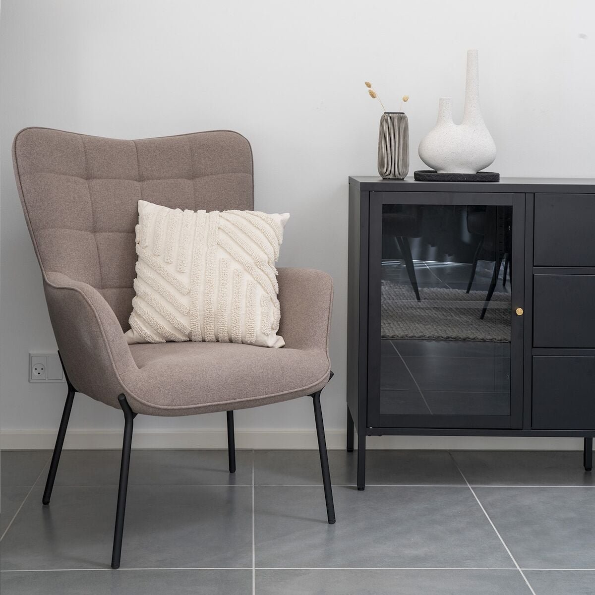 House Nordic Glasgow nojatuoli beige HN1231, mustat jalat