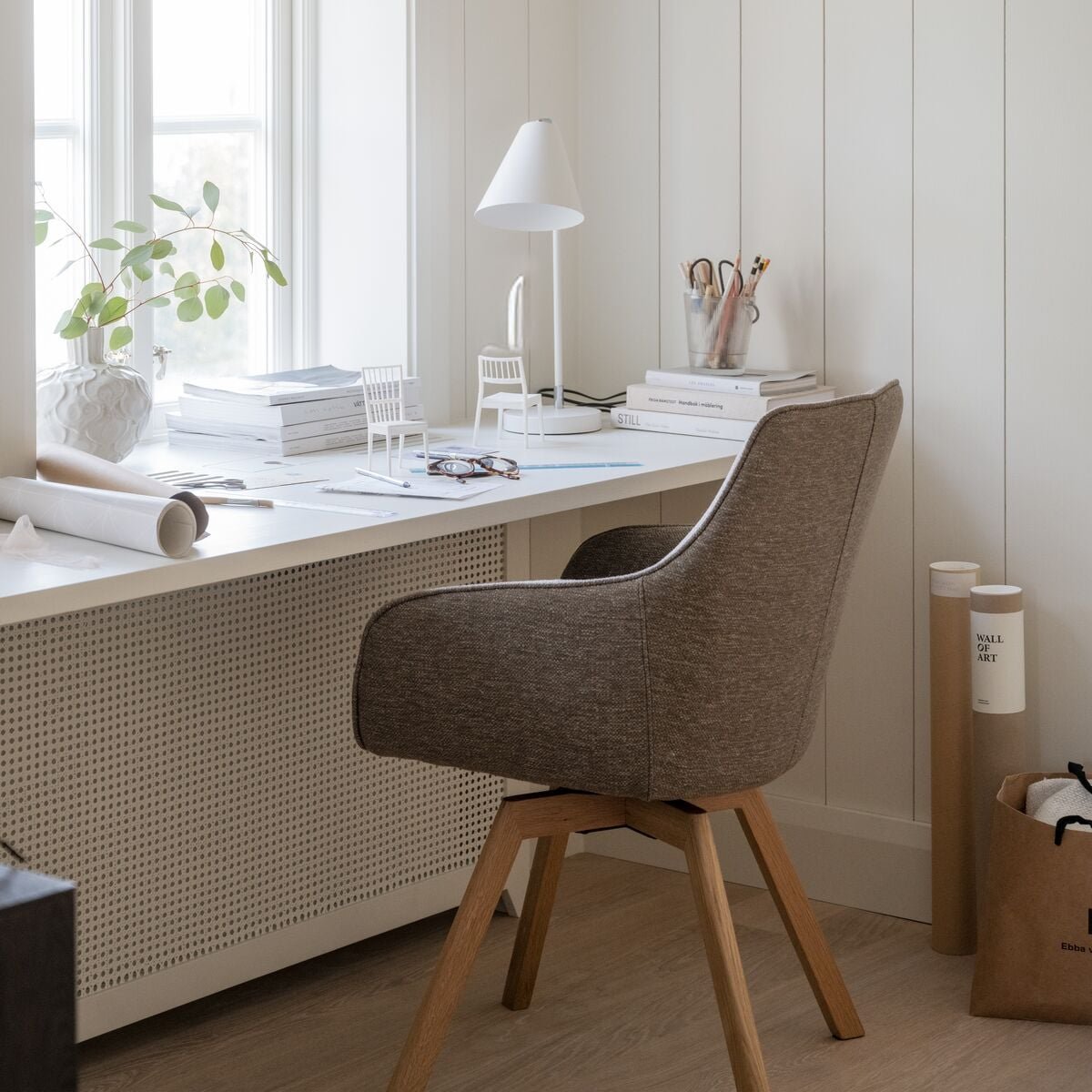 Rowico Home Alison tuoli käsinojilla tumma beige kangas/tammijalat