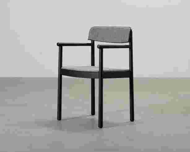 Normann Copenhagen Timb ruokatuoli käsinojilla harmaa