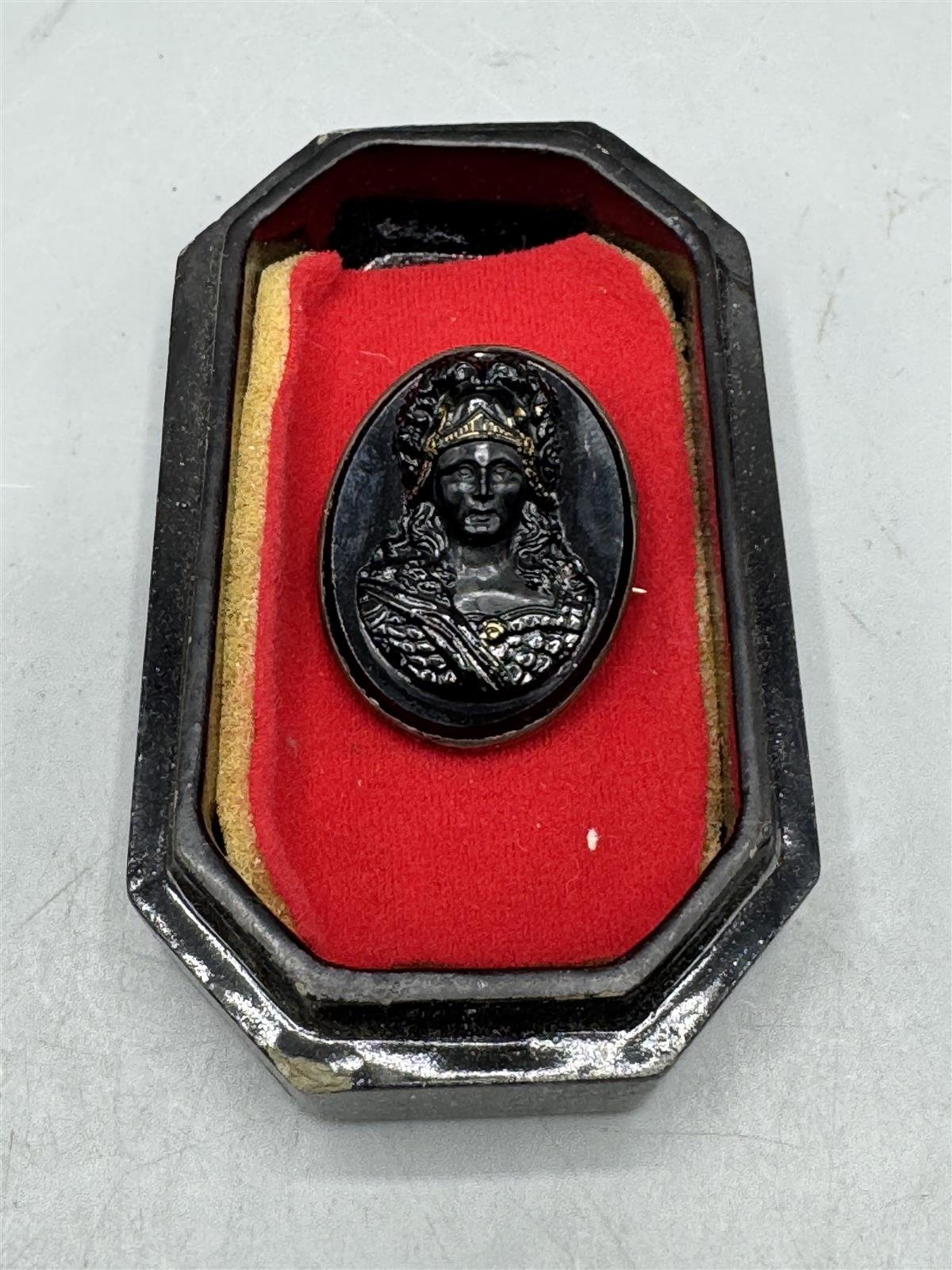 Koristeellinen vintage rintaneula