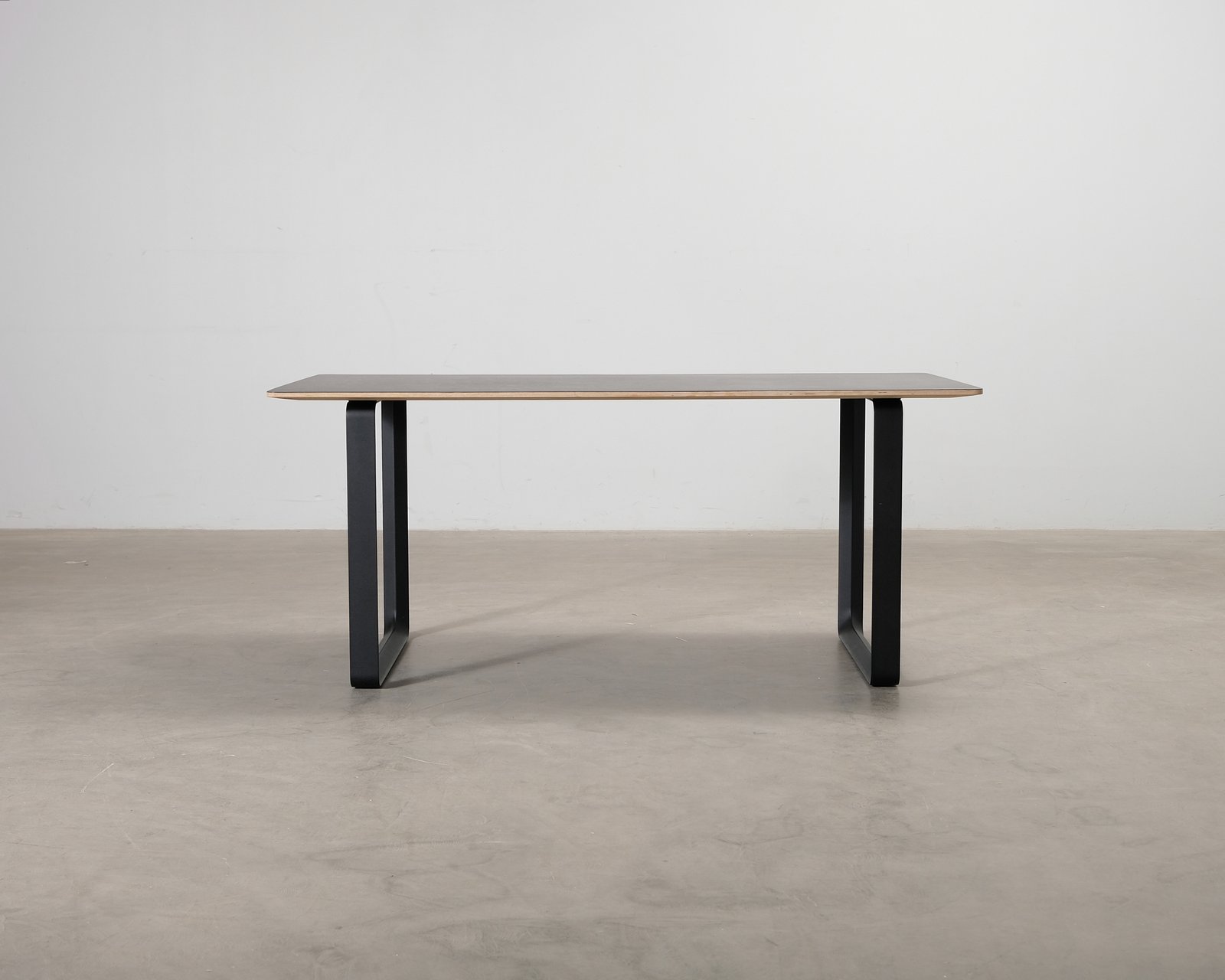 Muuto 70/70 pöytä musta