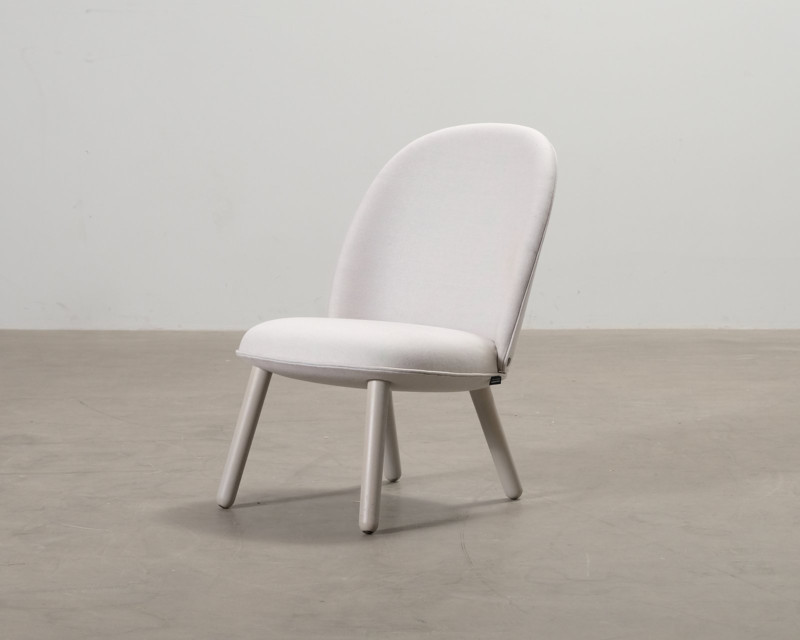 Normann Copenhagen Ace nojatuoli vaaleanharmaa